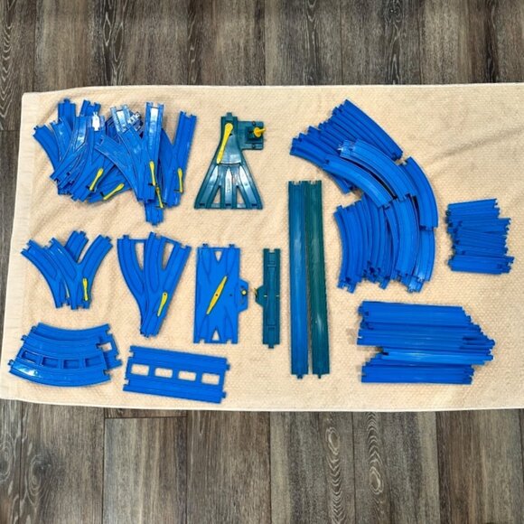 VTG Thomas The Tank Engine Train Trackmaster Lot of 80 pcs TOMY Blue Tracks ETC - Picture 1 of 15